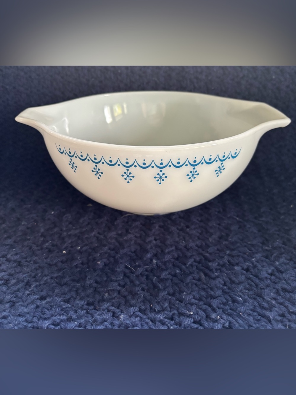 Vintage Pyrex Snowflake Handled, 2.5 Quart Bowl.  MINT